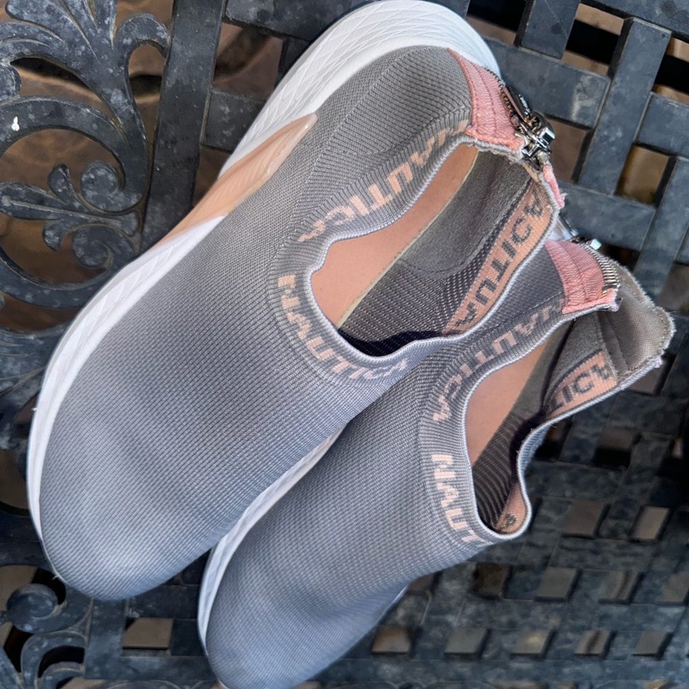 Nautica Sneaker Fits size 10W
